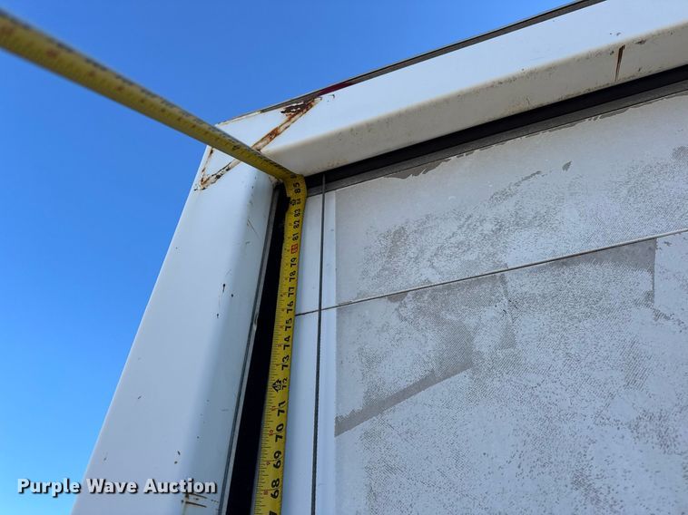 image for item DU3265 2004 Utilimaster box bed