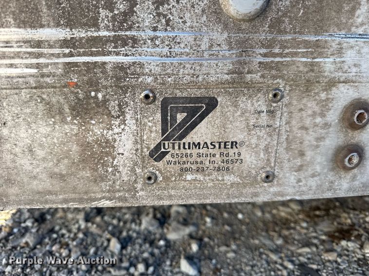 image for item DU3265 2004 Utilimaster box bed
