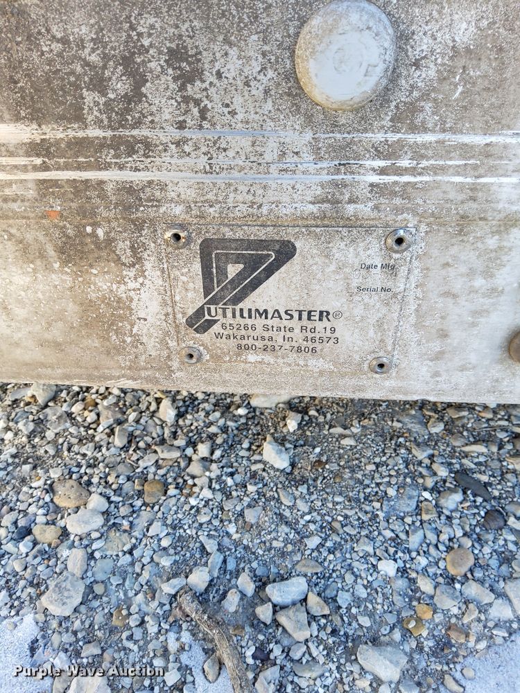 image for item DU3265 2004 Utilimaster box bed