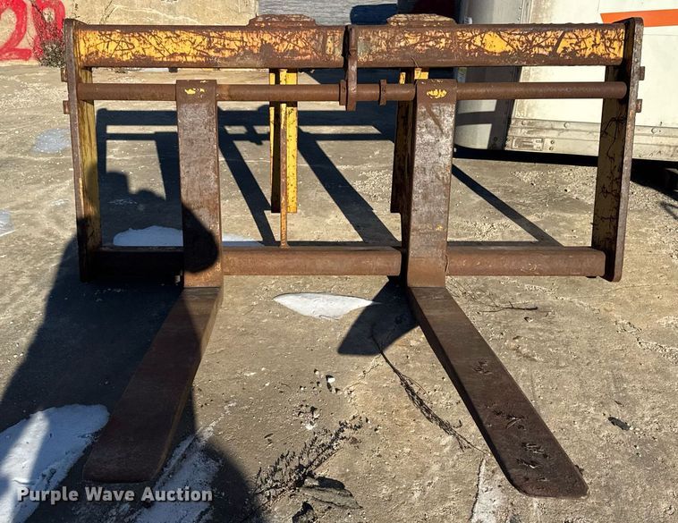 image for item DU3270 Caterpillar wheel loader forks