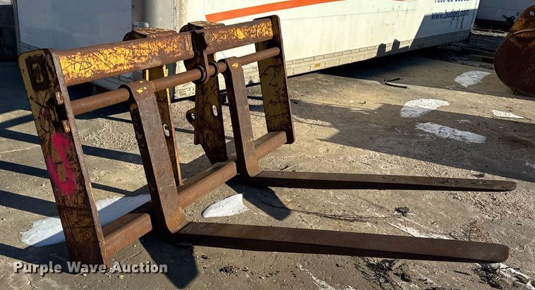 image for item DU3270 Caterpillar wheel loader forks