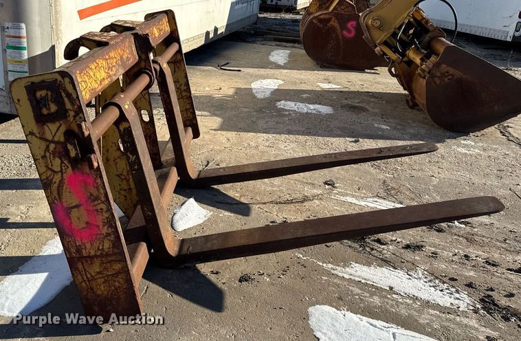 image for item DU3270 Caterpillar wheel loader forks