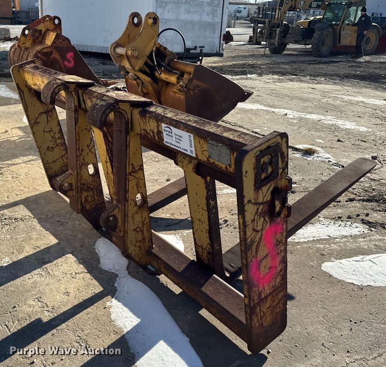 image for item DU3270 Caterpillar wheel loader forks