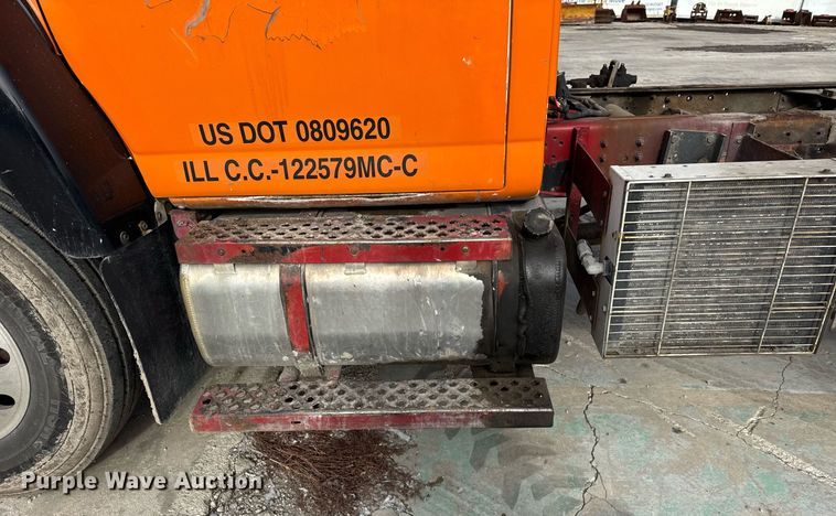 image for item DU3278 2004 Chevrolet  C8500 truck cab and chassis