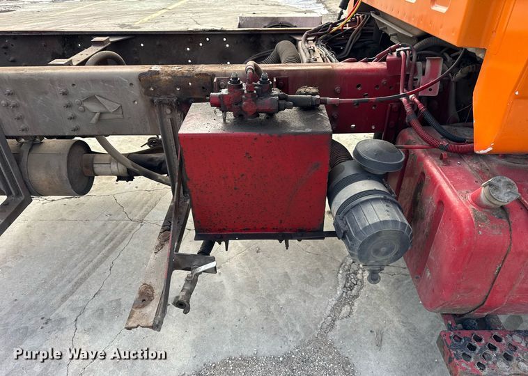 image for item DU3278 2004 Chevrolet  C8500 truck cab and chassis