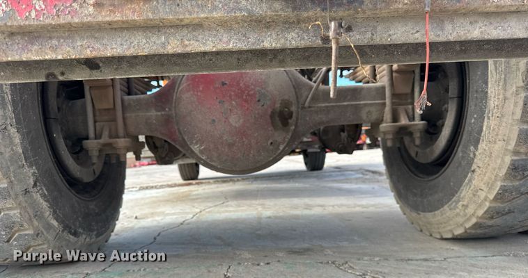 image for item DU3278 2004 Chevrolet  C8500 truck cab and chassis