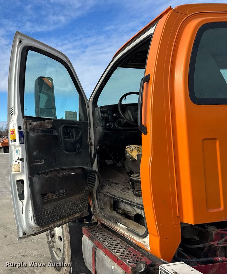 image for item DU3278 2004 Chevrolet  C8500 truck cab and chassis