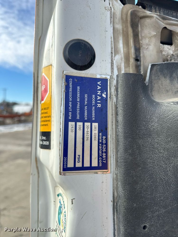 image for item DU3278 2004 Chevrolet  C8500 truck cab and chassis