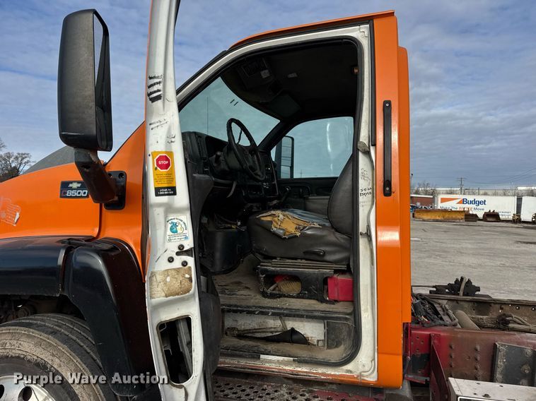 image for item DU3278 2004 Chevrolet  C8500 truck cab and chassis