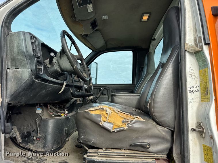 image for item DU3278 2004 Chevrolet  C8500 truck cab and chassis