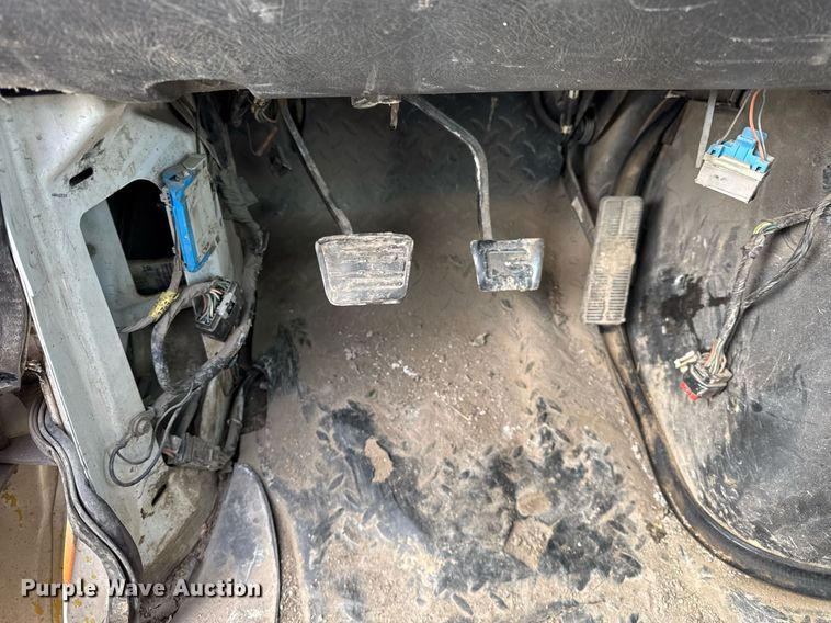 image for item DU3278 2004 Chevrolet  C8500 truck cab and chassis