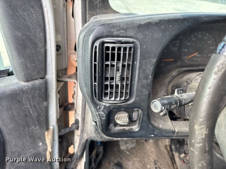 image for item DU3278 2004 Chevrolet  C8500 truck cab and chassis