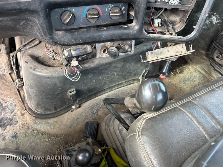 image for item DU3278 2004 Chevrolet  C8500 truck cab and chassis