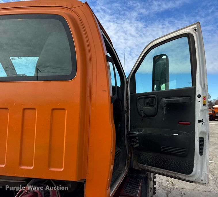 image for item DU3278 2004 Chevrolet  C8500 truck cab and chassis