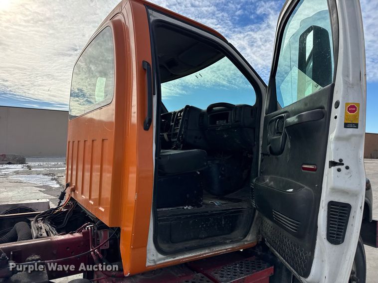 image for item DU3278 2004 Chevrolet  C8500 truck cab and chassis