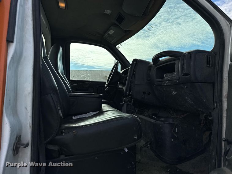 image for item DU3278 2004 Chevrolet  C8500 truck cab and chassis