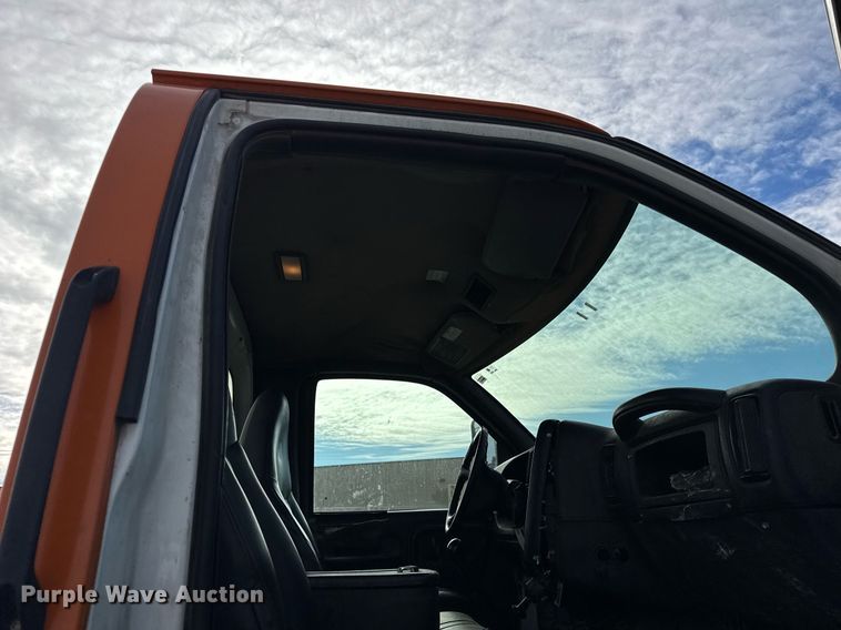image for item DU3278 2004 Chevrolet  C8500 truck cab and chassis