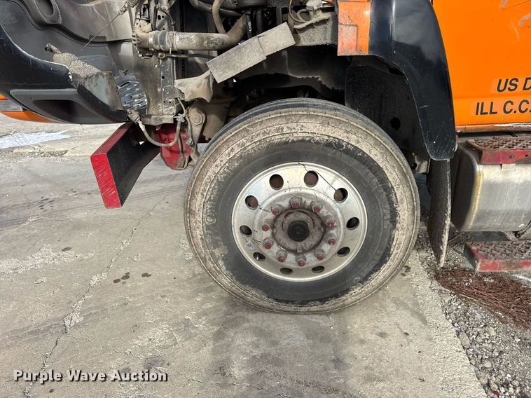 image for item DU3278 2004 Chevrolet  C8500 truck cab and chassis