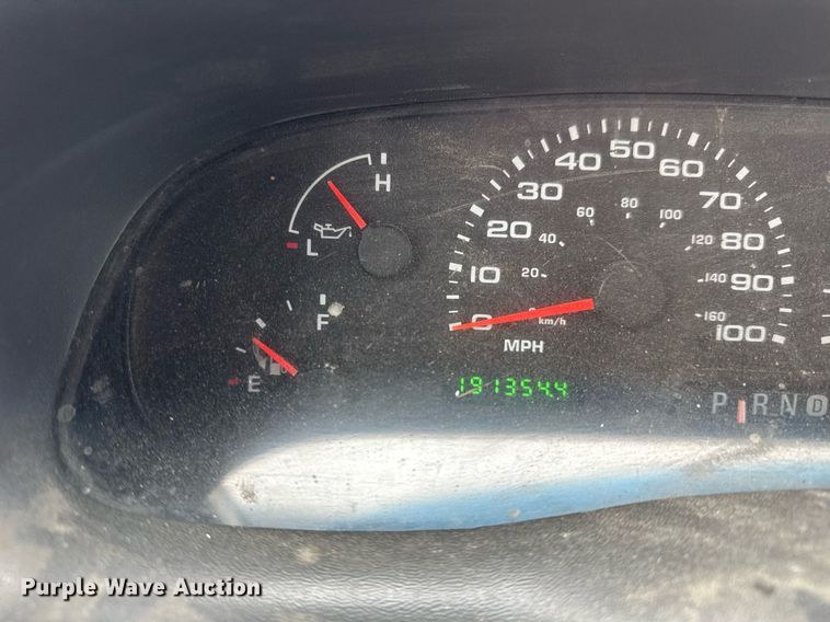 image for item DU3284 2002 Ford  F450 Super Duty XL flatbed truck