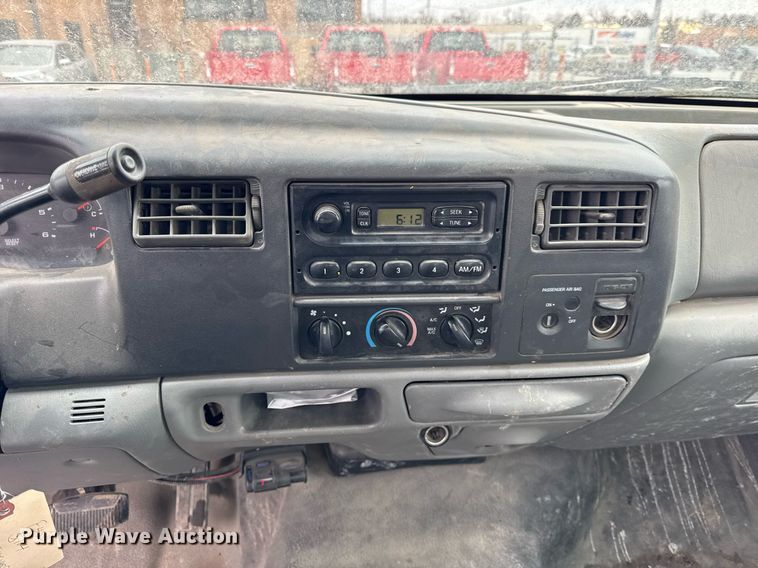 image for item DU3284 2002 Ford  F450 Super Duty XL flatbed truck