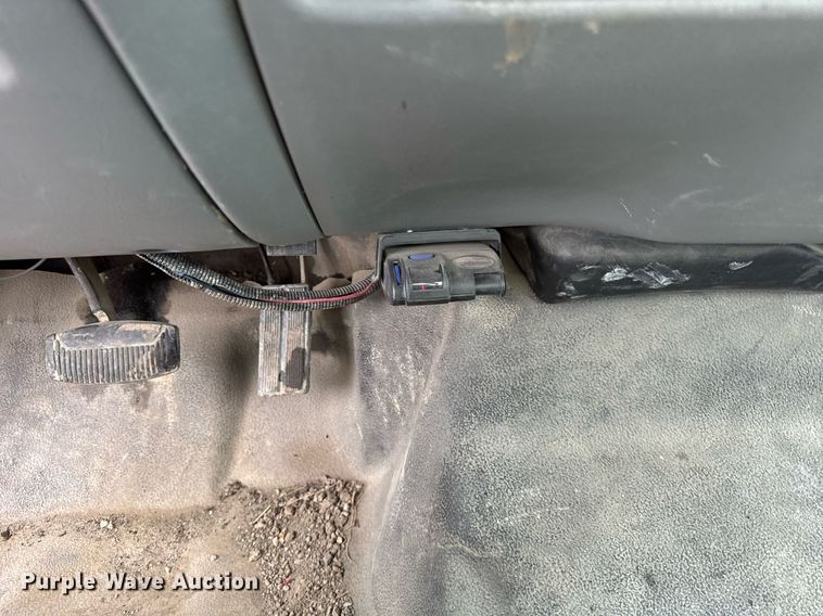 image for item DU3284 2002 Ford  F450 Super Duty XL flatbed truck