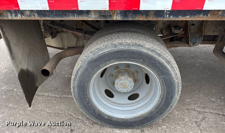 image for item DU3284 2002 Ford  F450 Super Duty XL flatbed truck