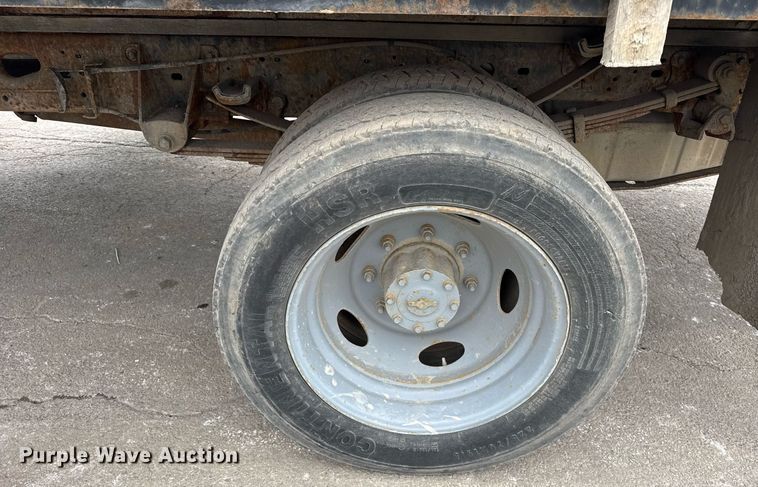 image for item DU3284 2002 Ford  F450 Super Duty XL flatbed truck