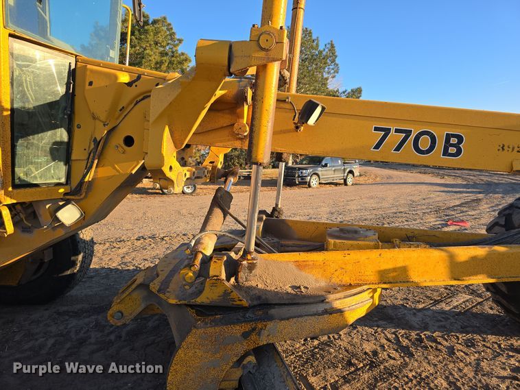 image for item DV0095 1992 John Deere 770B motor grader
