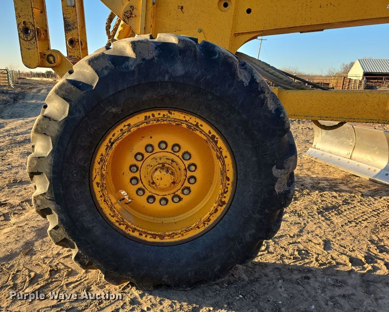 image for item DV0095 1992 John Deere 770B motor grader