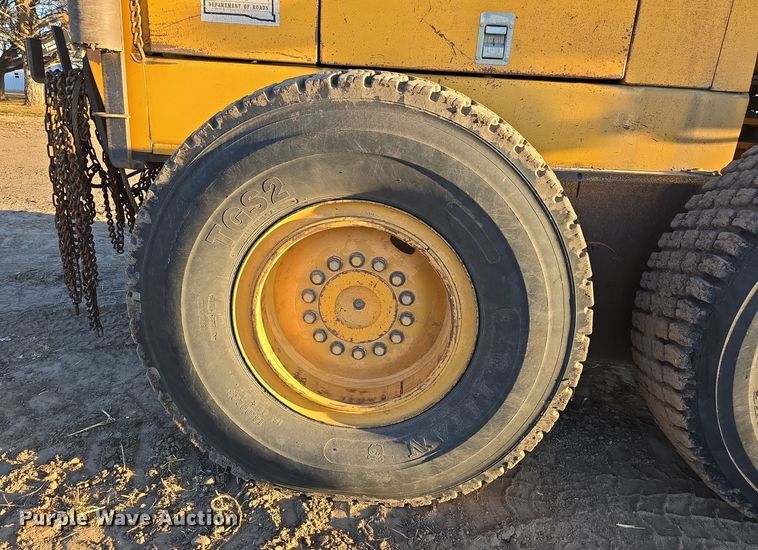 image for item DV0095 1992 John Deere 770B motor grader