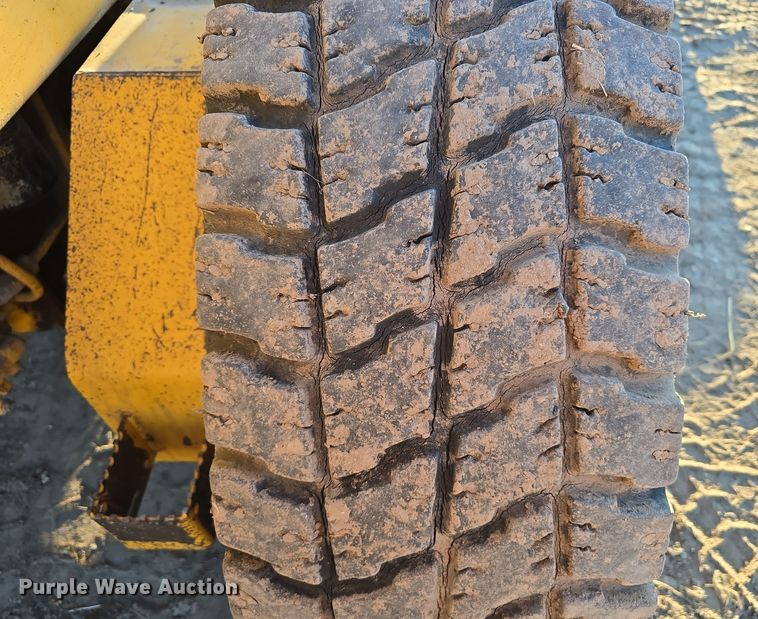 image for item DV0095 1992 John Deere 770B motor grader