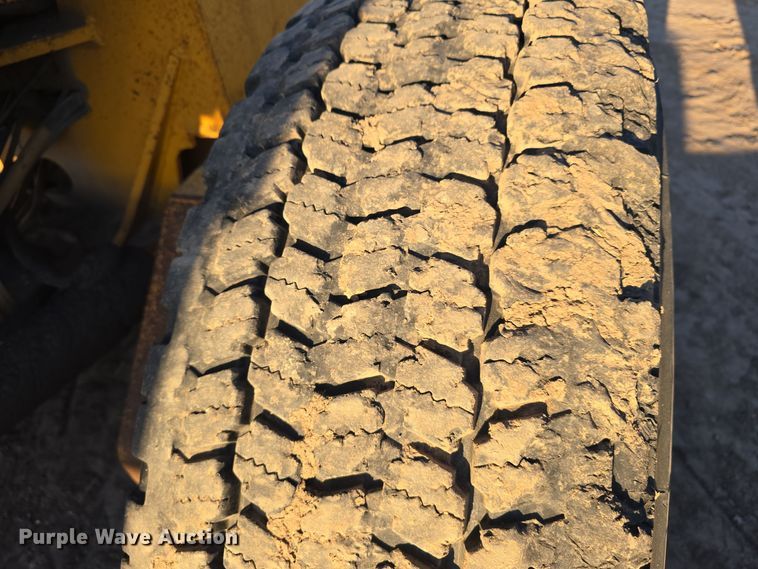 image for item DV0095 1992 John Deere 770B motor grader