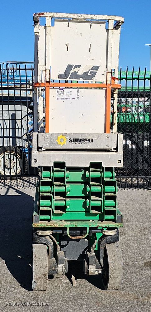 image for item DV0133 2014 JLG 2630ES scissor lift