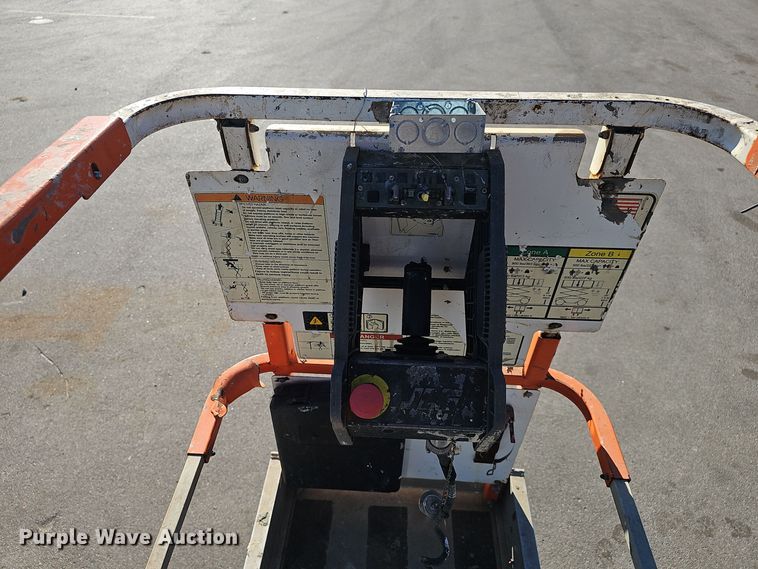 image for item DV0133 2014 JLG 2630ES scissor lift