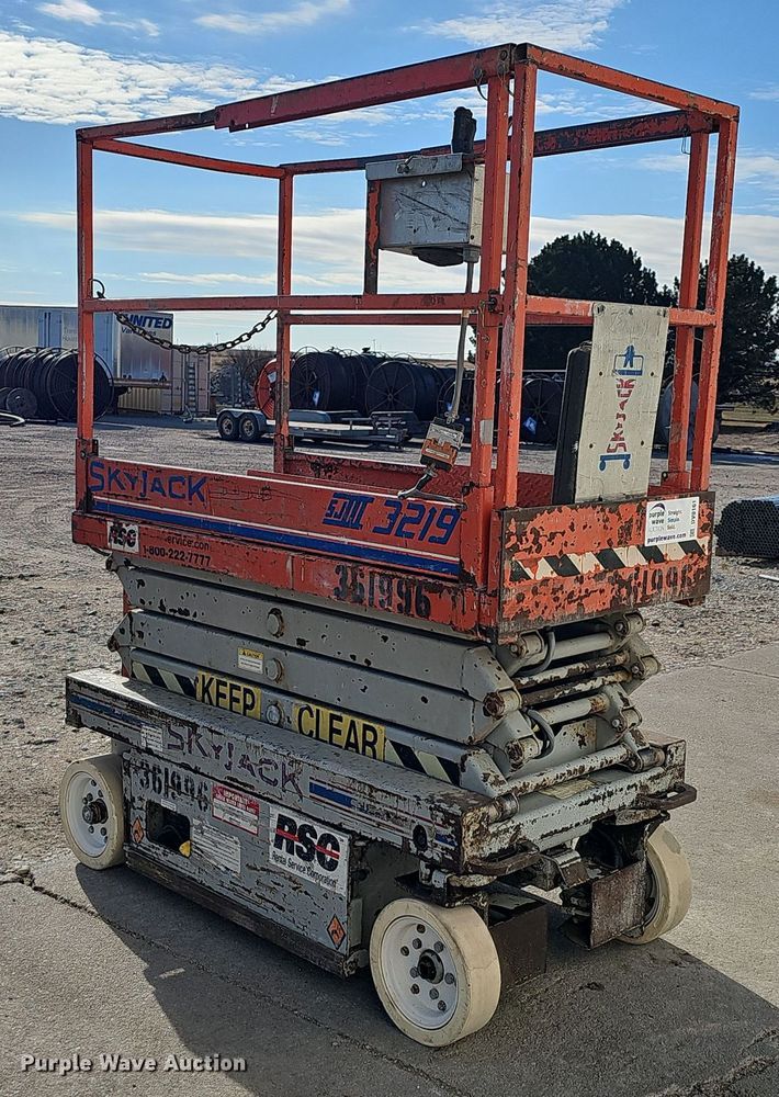 image for item DV0161 2000 Skyjack SJIII 3219 scissor lift