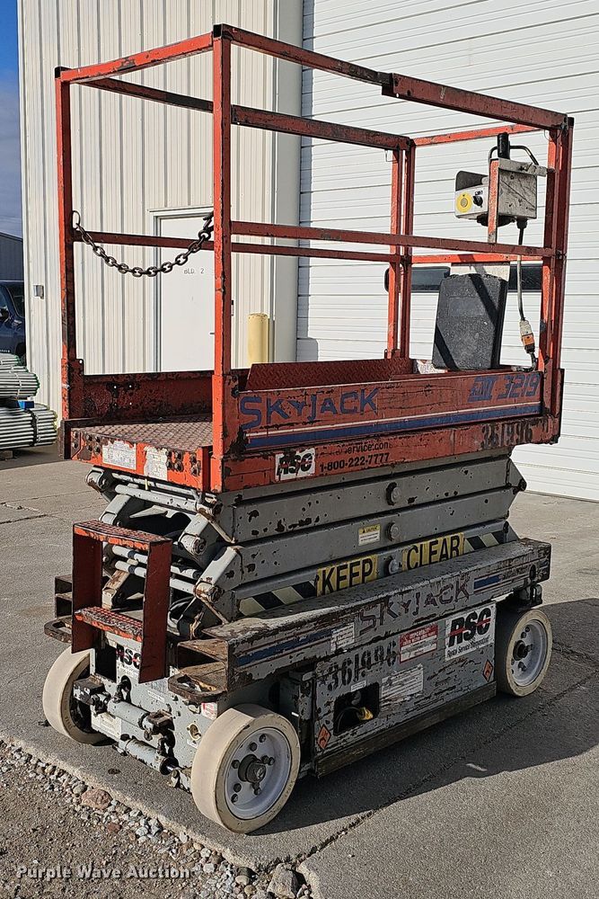 image for item DV0161 2000 Skyjack SJIII 3219 scissor lift