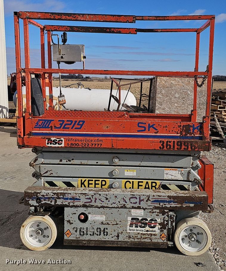 image for item DV0161 2000 Skyjack SJIII 3219 scissor lift