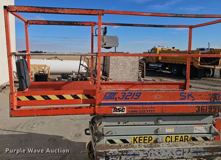 image for item DV0161 2000 Skyjack SJIII 3219 scissor lift
