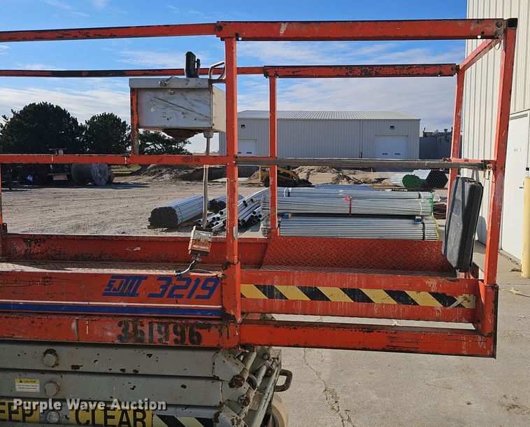 image for item DV0161 2000 Skyjack SJIII 3219 scissor lift