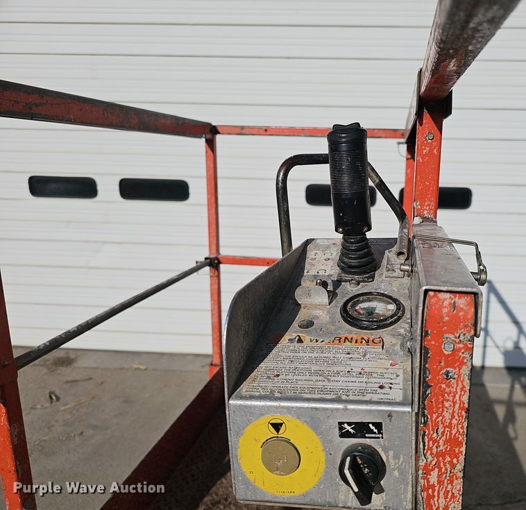 image for item DV0161 2000 Skyjack SJIII 3219 scissor lift