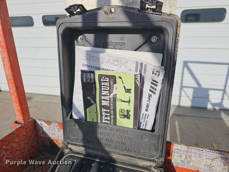 image for item DV0161 2000 Skyjack SJIII 3219 scissor lift