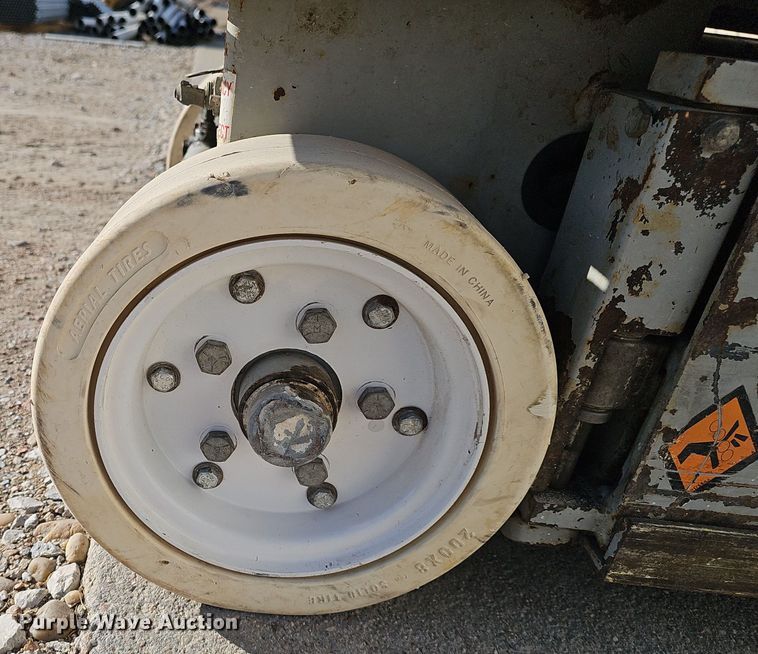 image for item DV0161 2000 Skyjack SJIII 3219 scissor lift