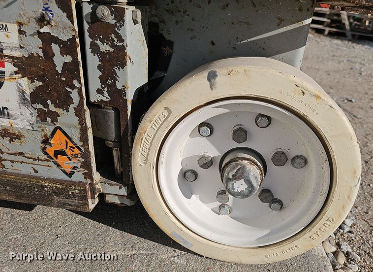 image for item DV0161 2000 Skyjack SJIII 3219 scissor lift