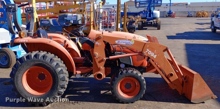 image for item DW0916 Kubota L3301HS tractor