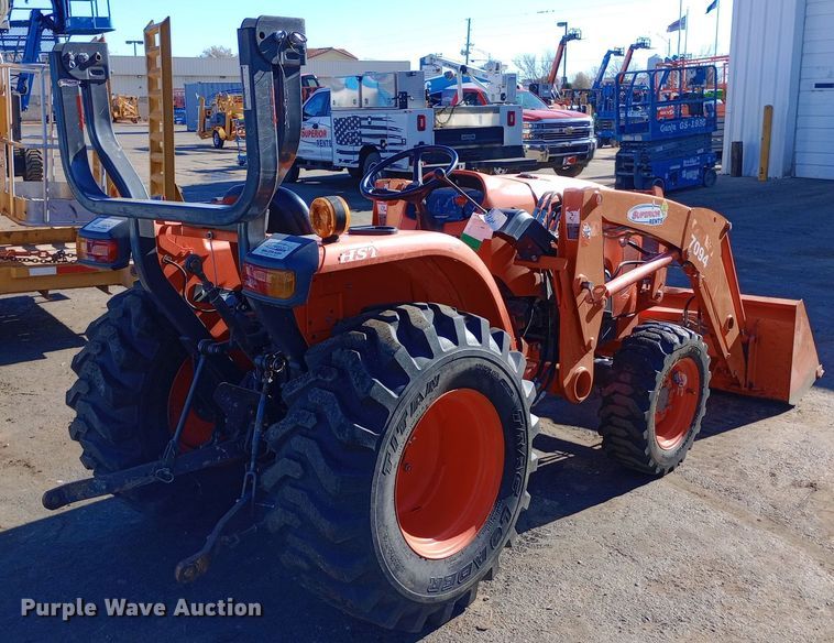 image for item DW0916 Kubota L3301HS tractor