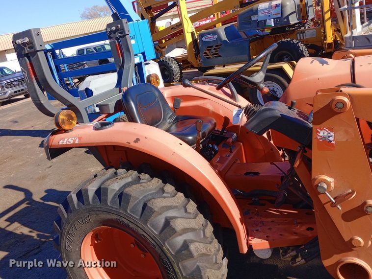 image for item DW0916 Kubota L3301HS tractor