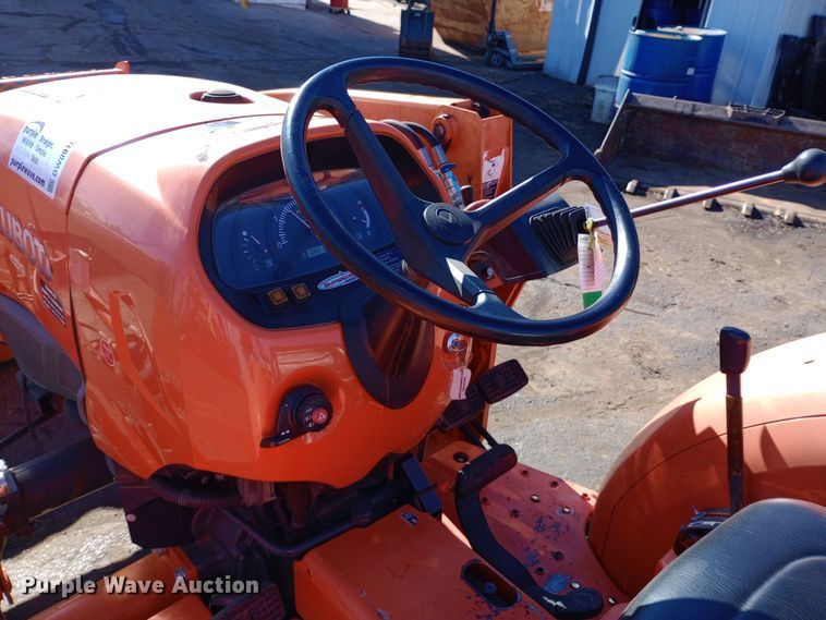 image for item DW0916 Kubota L3301HS tractor