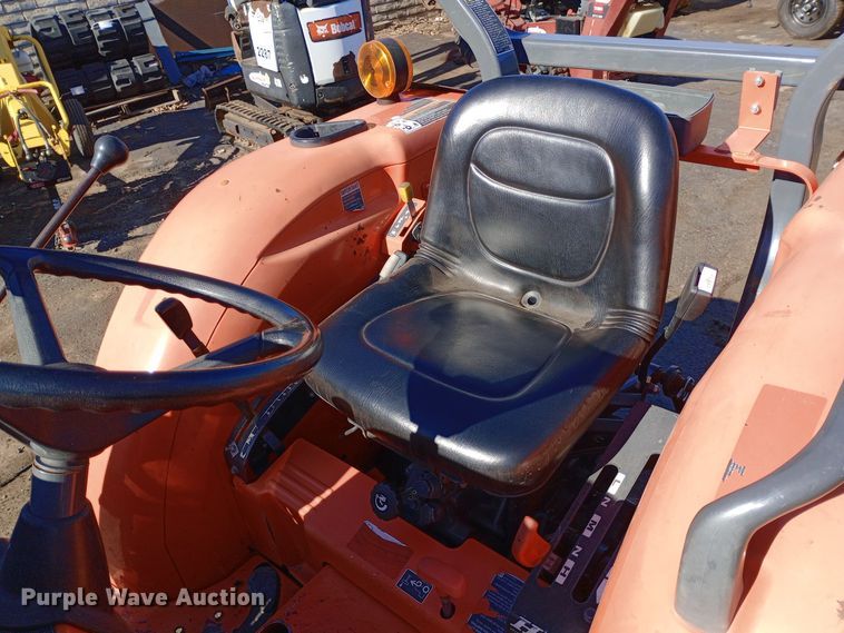 image for item DW0916 Kubota L3301HS tractor