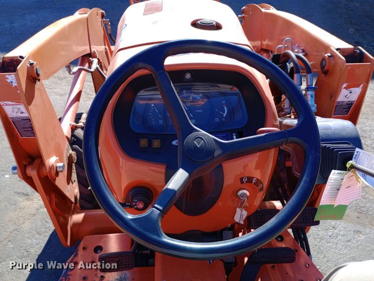 image for item DW0916 Kubota L3301HS tractor