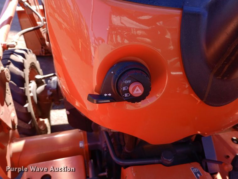 image for item DW0916 Kubota L3301HS tractor